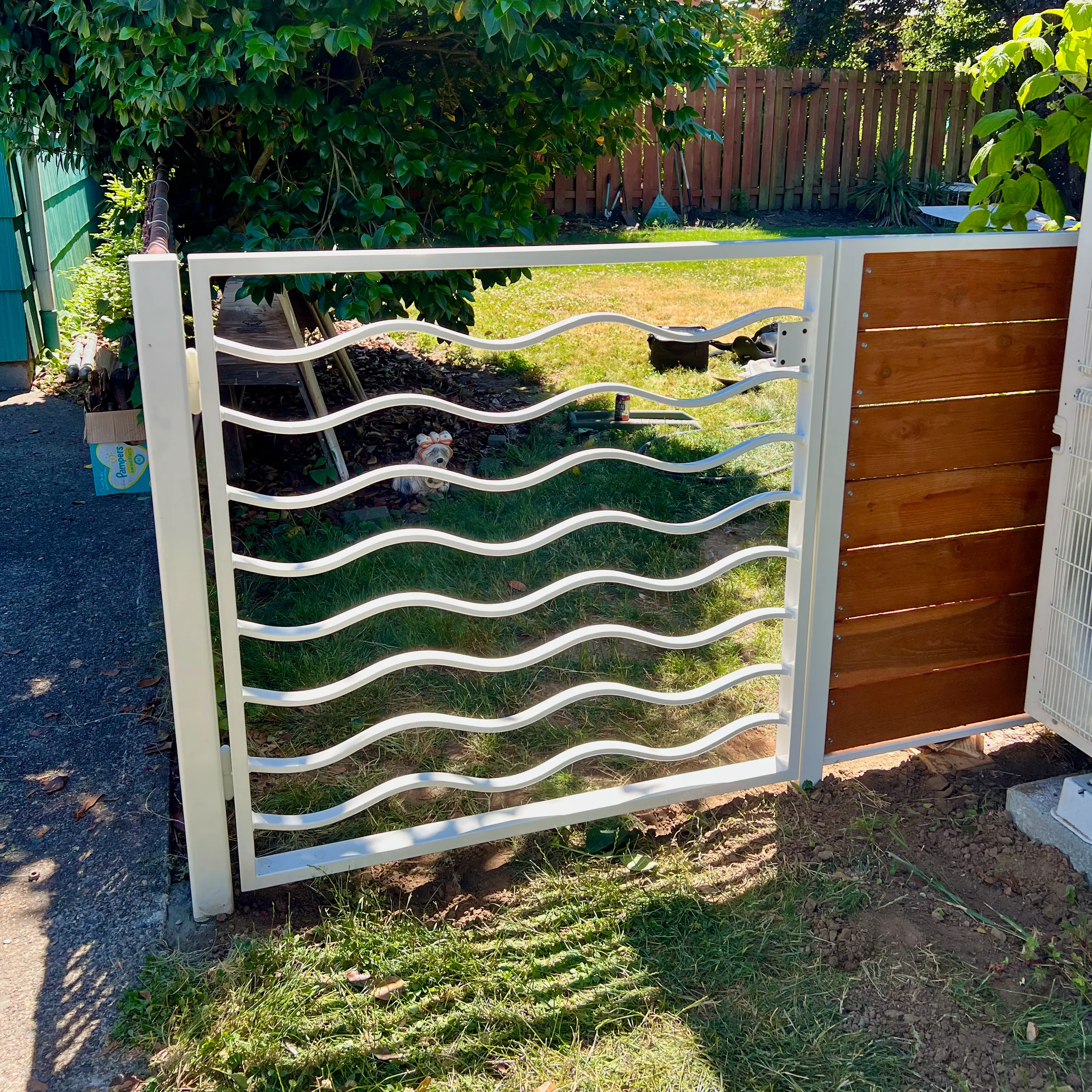 Custom wavy metal gate